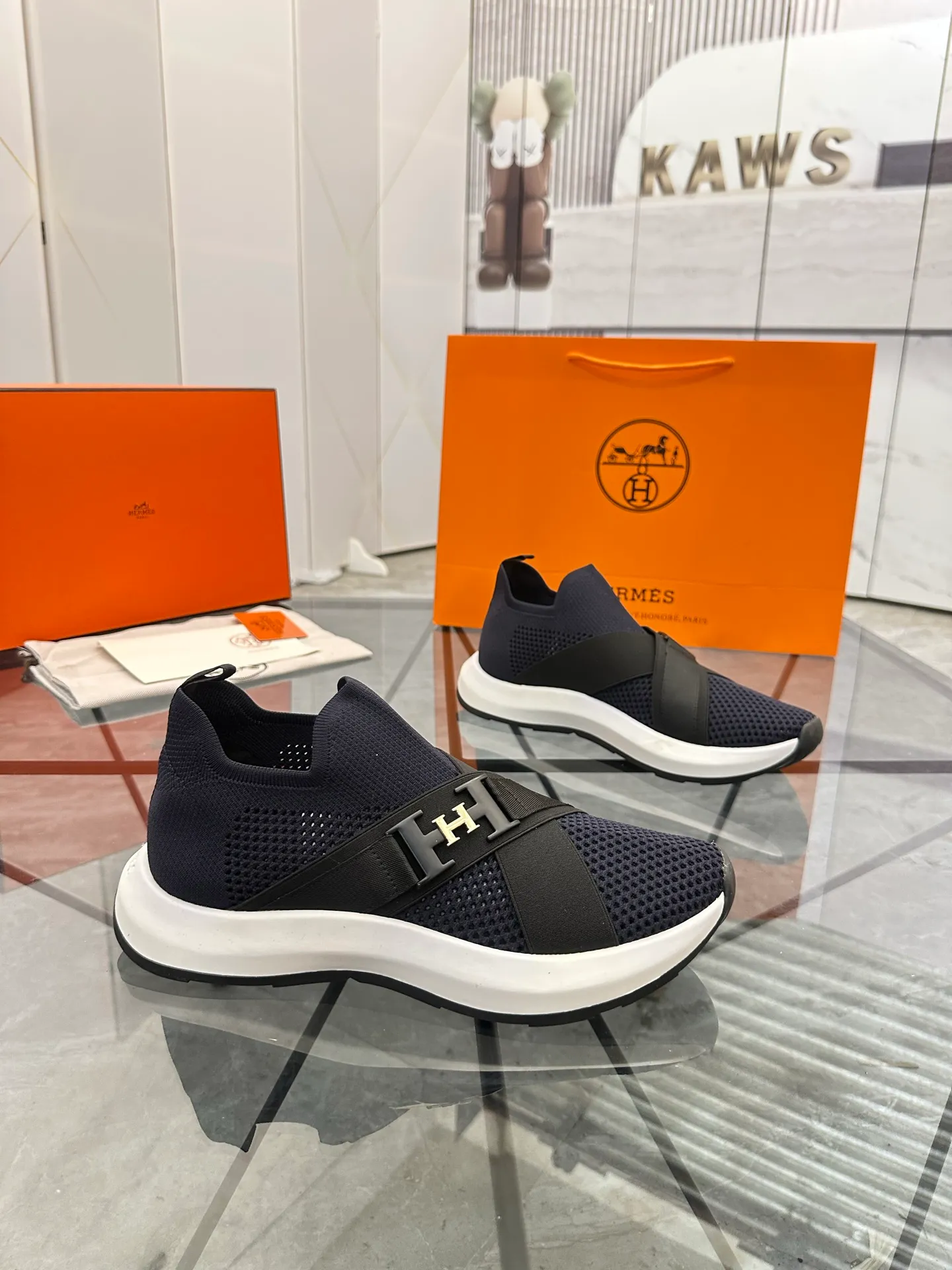 Men's shoes: 💰P620¥ High-end top quality Product trademark: Hermes *"Hermès*" low-top casual shoes Regular size: 38-45 (can be customized to 46) Product materials: Upper imported from the counter original fly weave, breathable lining, cowhide foot pads, original outsole. No.: 001